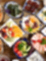 vue-de-dessus-de-diverses-assiettes-de-nourriture-pour-les-salades-de-fruits-de-petit-deje