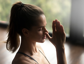 une-jeune-femme-attrayante-pratiquant-le-yoga-faisant-un-exercice-de-respiration-nasale-al