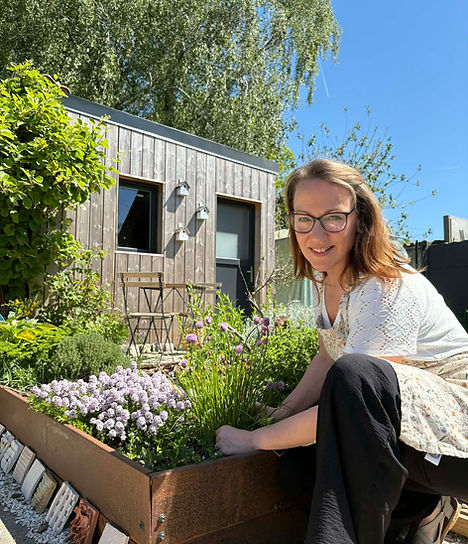 Femme jardinant parmi les fleurs