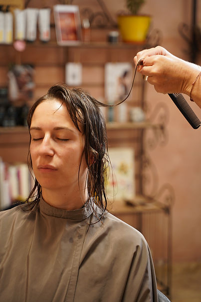 Séance de coupe énergétique sur cheveux bruns mi-longs.
