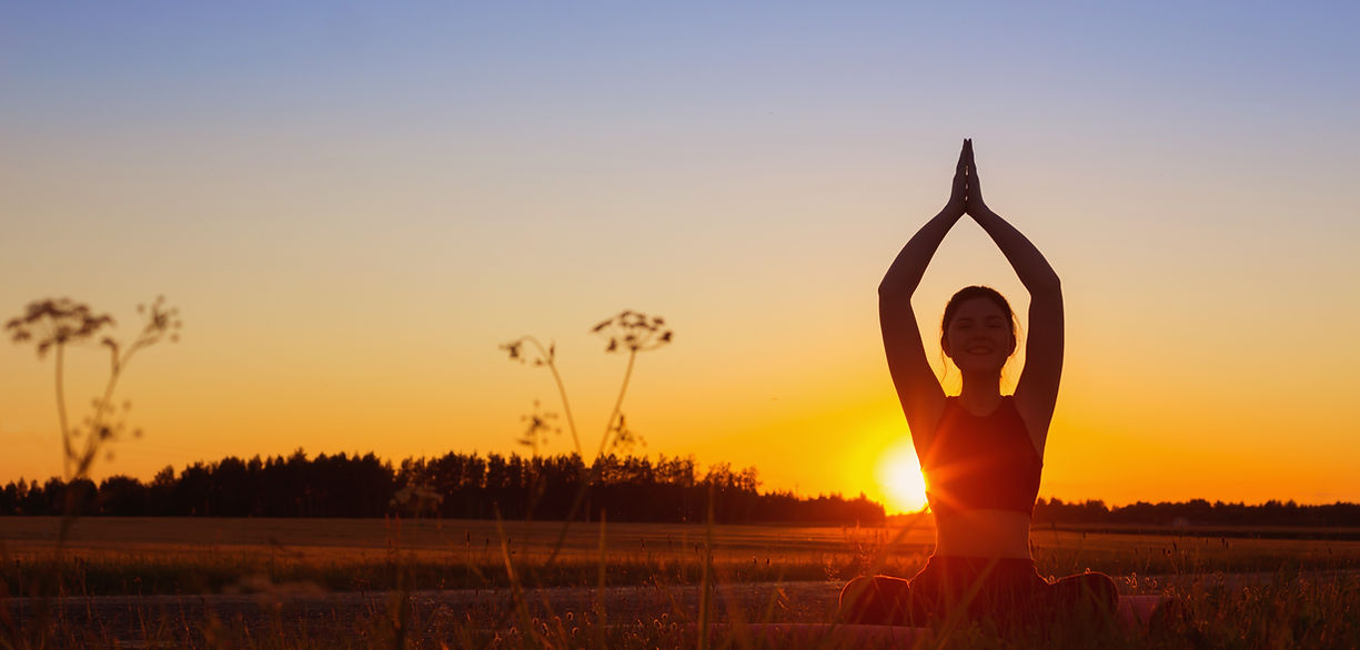jeune-femme-faisant-du-yoga-au-coucher-du-soleil-en-ete.jpg