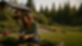 Femme souriante plantant dans un jardin