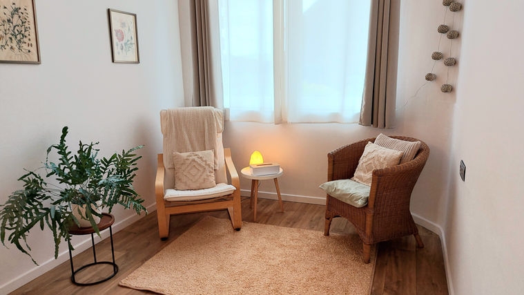Salle de consultation chaleureuse avec fauteuils