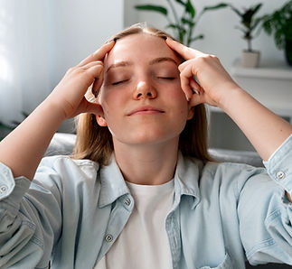 une-femme-qui-se-fait-un-massage-du-cuir-chevelu.jpg
