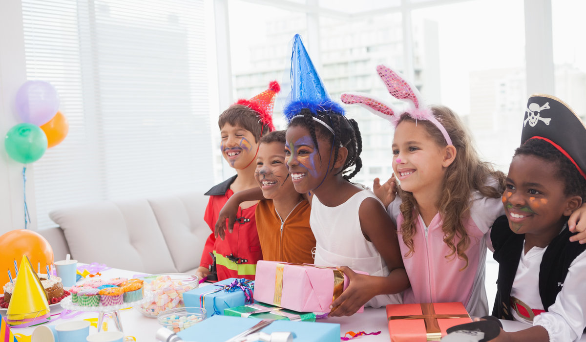 Enfants de 6 ans déguisés autour du gâteau d'anniversaire