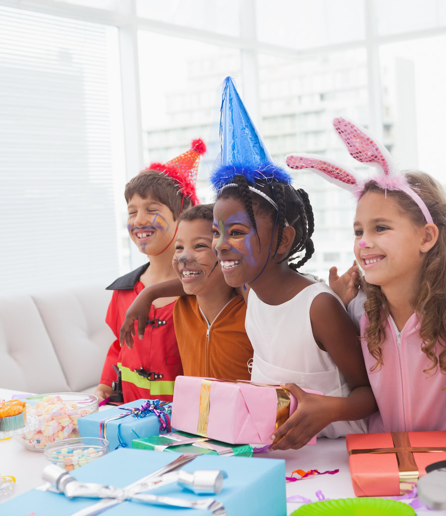 Animation anniversaire enfant à domicile à Lille – enfants déguisés autour du gâteau