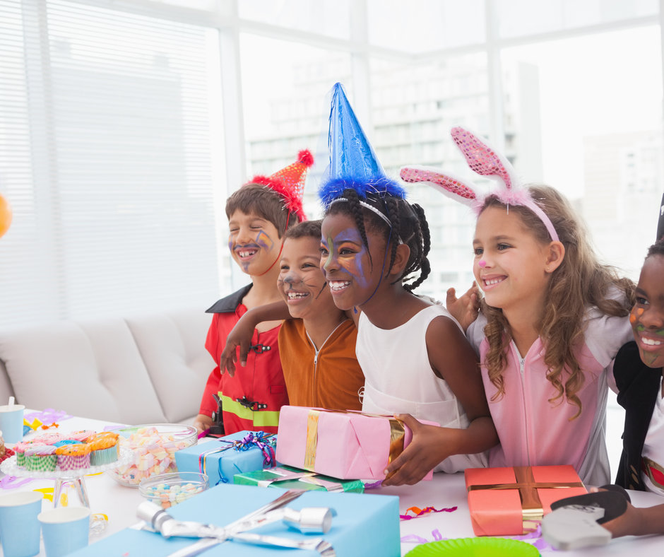 Enfants de 4 à 6 ans déguisés autour du gâteau d'anniversaire
