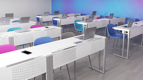 Salle de classe moderne avec pupitres blancs, ordinateurs portables, chaises multicolores.