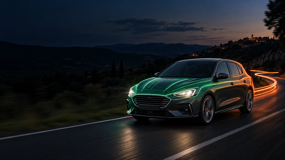 Voiture moderne circulant de nuit sur une route de campagne