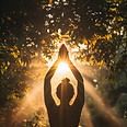Femme en posture de yoga face au soleil à Nantes