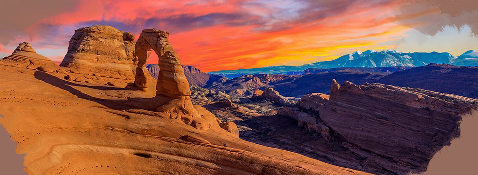 Paysage désertique rocheux avec ciel coloré au coucher du soleil.