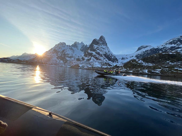 Vue d'un bateau sur la mer et les montagnes enneigées