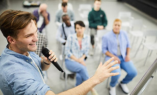 Conférencier parlant à un auditoire