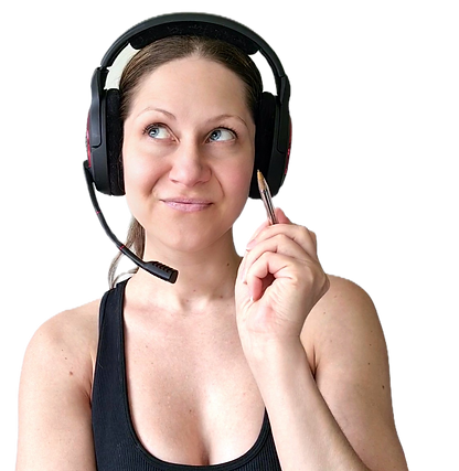 Maud Vuaillat, professeur d'anglais depuis 2006 et autrice chez Larousse créatrice de la marque déposée English with Maud. Maud porte un casque de bureau et tient un stylo à l amain, elle regarde en l'air et elle est entourée de deux drapeaux : un drapeau anglais et un drapeau américain. Elle semble réfléchir et a l'air heureux.