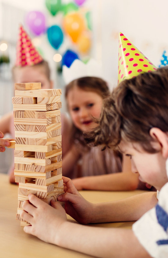 Enfants jouant à un anniversaire