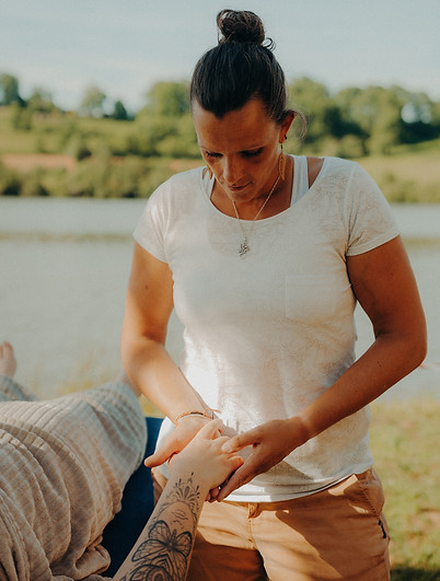 Femme en train de faire de la réflexologie