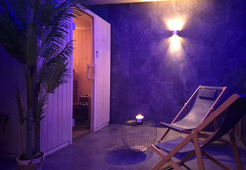 Salle d'un spa privatif en Essonne, avec des transats et un sauna
