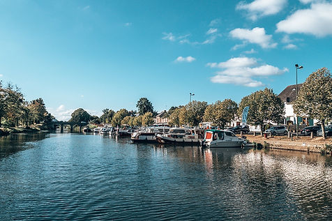 Bateaux amarrés sur le canal de l'Erdre proche de Nantes.