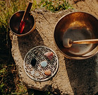 Deux bols chantants, grille de cristaux, Soins énergétiques, pleine nature.