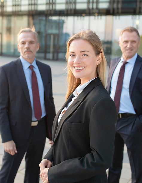 Clients utilisant un outil de signature électronique devant un immeuble de bureau