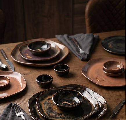 Céramiques sculpturales faites main sur une table en bois.
