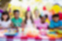 groupe-d-enfants-souriant-et-posant-lors-d-une-fete-d-anniversaire.jpg
