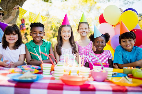 groupe-d-enfants-souriant-et-posant-lors-d-une-fete-d-anniversaire.jpg