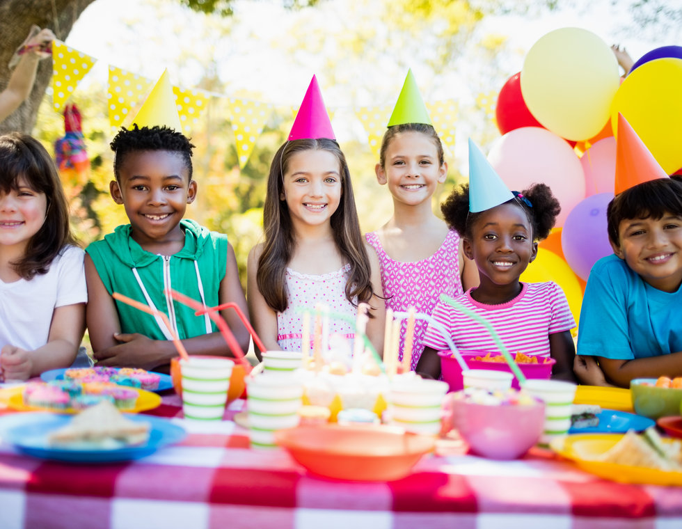 Groupe d'enfants à un anniversaire