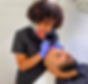 Experte en train de faire une tricopigmentation sur un crâne rasé à Paris chez Bioty