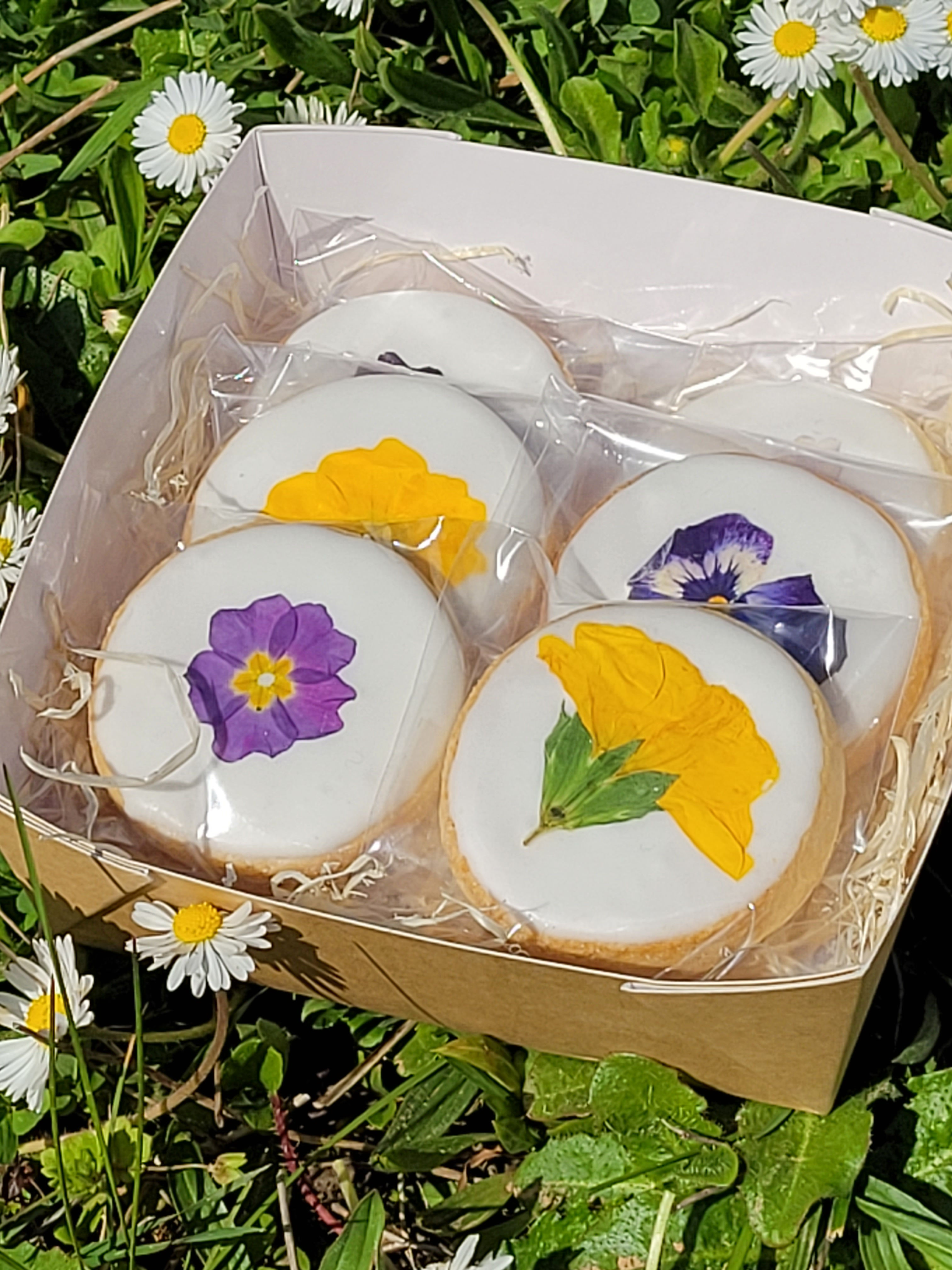 Coffret sablés floraux et glace royale