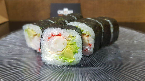 Futomaki de langostino, aguacate, lechuga, perlas rojas y queso crema