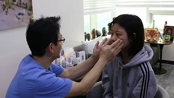 รีวิวกลี่ยไขมันใต้ตา เสริมจมูก ปรับรูปหน้า และฉีดไขมันหน้าผาก (ตอนที่ 3)