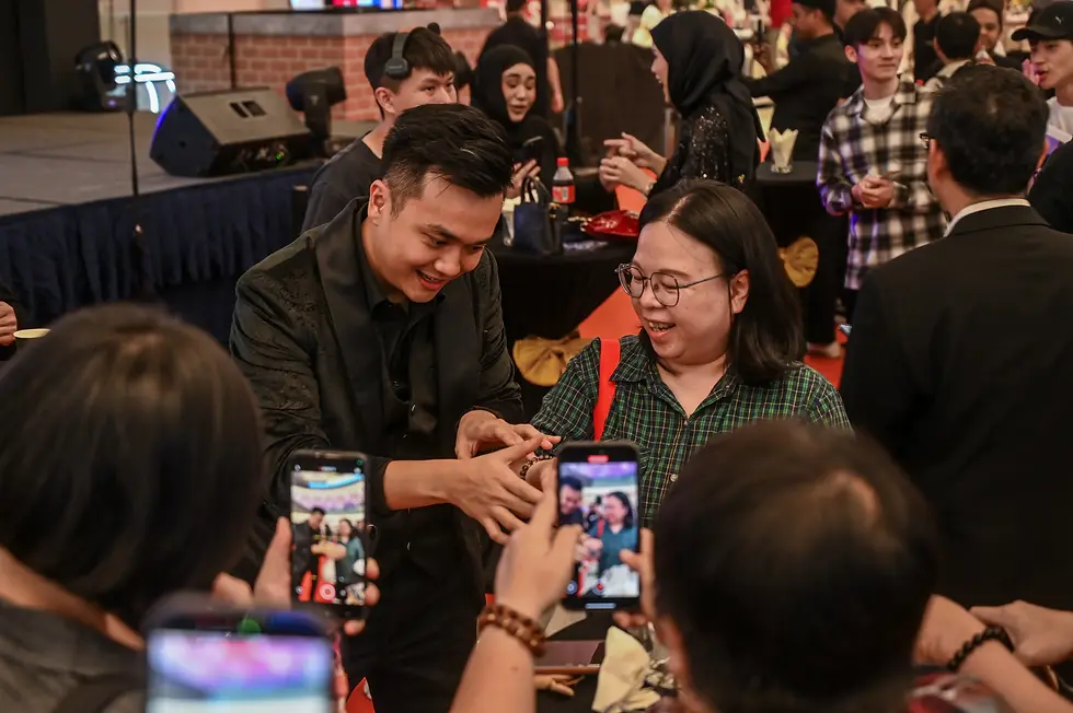 corporate-close up-magician-malaysia-movie-premiere 2.webp