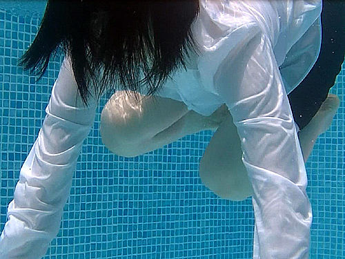 サムネイル： 【ブルーレイ】水中編・面接で着衣水泳（商品番号 ＵＷ６）