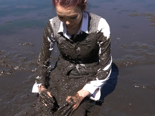 サムネイル： 【ブルーレイ】屋外泥んこ作品集⑮～転職活動中に泥まみれ～（商品番号 DM２４）