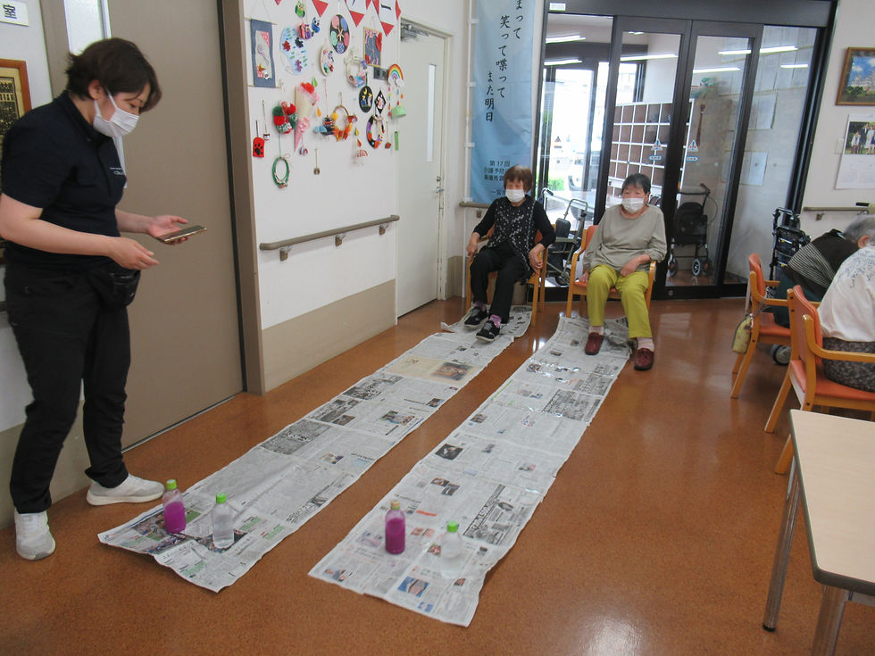 足の裏だけが頼り!?「新聞紙引っぱりゲーム」で大盛り上がり