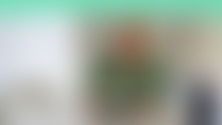 Een vrouw met een waterstofcanule in de neus die thuis in alle rust waterstoftherapie doet aan de keukentafel.