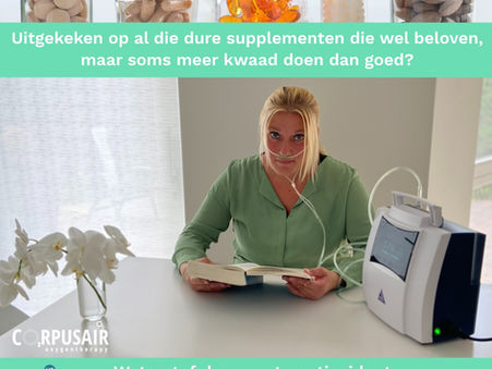 Een vrouw met een waterstofcanule in de neus die thuis in alle rust waterstoftherapie doet aan de keukentafel.
