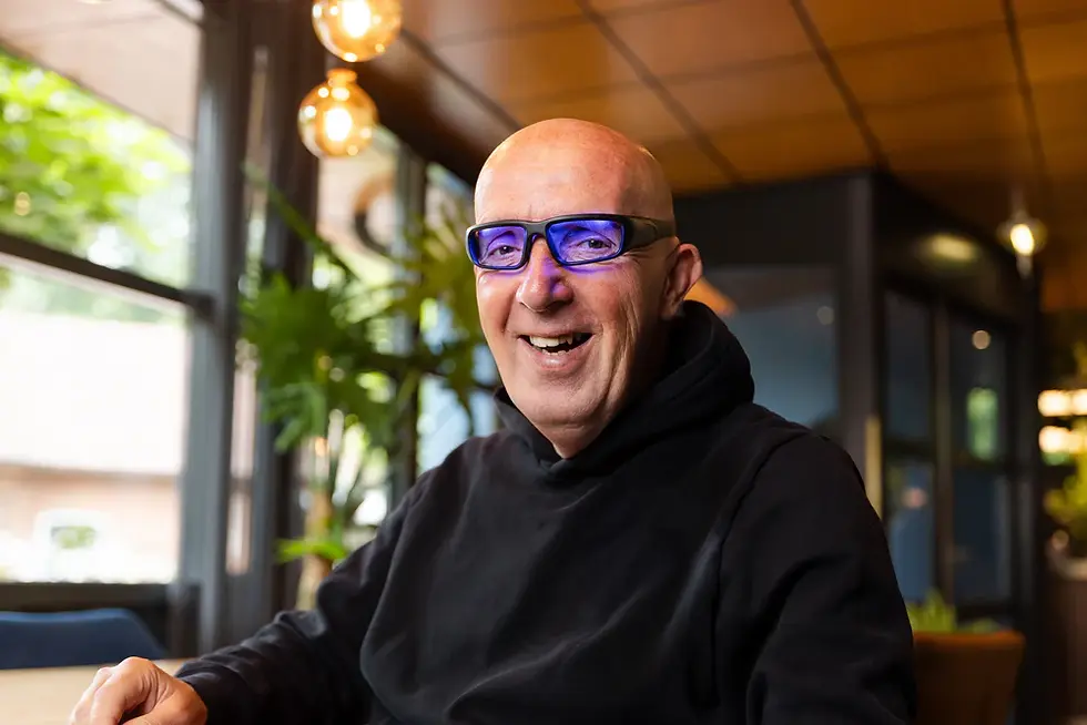 Jan Wielinga draagt een blauwlichttherapiebril ter ondersteuning van slaap bij Parkinson