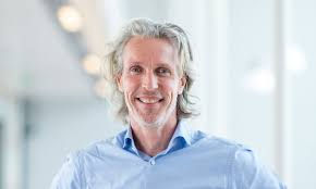 Prof. dr. Bas Bloem tijdens een bijeenkomst over blauwlichttherapie en slaap bij Parkinson
