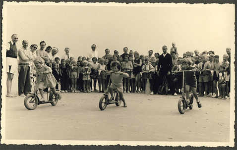 Haus Stranddistel, Langeoog, Gitti als junges Mädchen beim Rollerrennen am Strand in den 50er Jahren