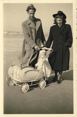 Robert, Hertha und Brigitte im Kinderwagen am Strand von Langeoog