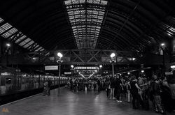 Luz__Olhares imperceptíveis, passos rápidos e aglomerações de uma maioria cansada e que sonha em est