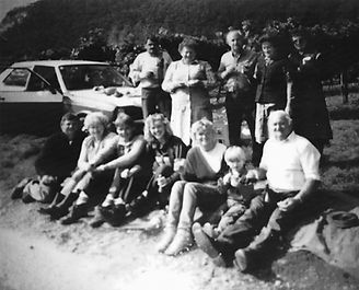 Familienfoto am Grundstück_1986.jpg