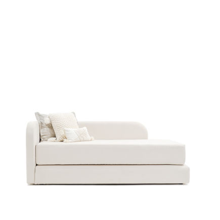 A bicama Maya une leveza visual e funcionalidade em um desenho acolhedor e contemporâneo. Com linhas suaves e proporções equilibradas, a peça foi pensada para oferecer conforto no dia a dia sem abrir mão de uma estética limpa e elegante.
Com visual discreto e versátil, ele se adapta com naturalidade a diferentes espaços, oferecendo funcionalidade sem abrir mão do conforto. Ideal para quem busca uma solução inteligente, com estilo e acolhimento no dia a dia.