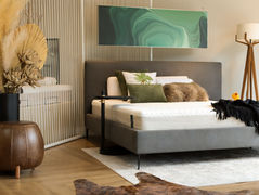 A Cama Senses traduz conforto com delicadeza. Seu design traz curvas generosas e uma estrutura baixa estofada, que envolve e acolhe com suavidade. Com formas orgânicas e proporções equilibradas, ela cria uma atmosfera leve e descontraída, sem abrir mão da sofisticação