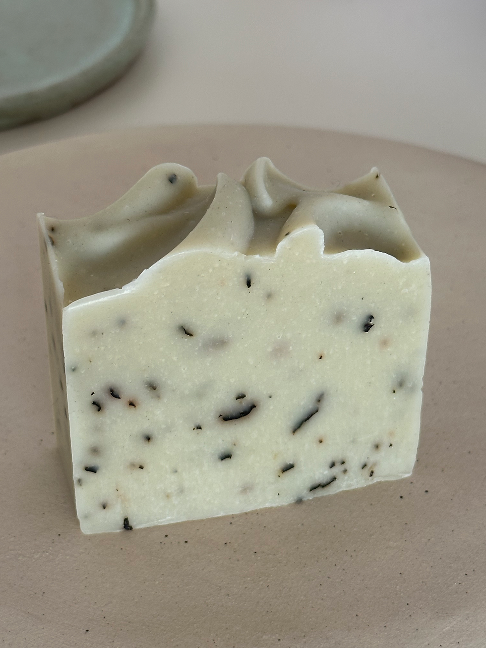 Pfefferminze Naturseife mit getrockneten Minzblättern und erfrischendem Duft