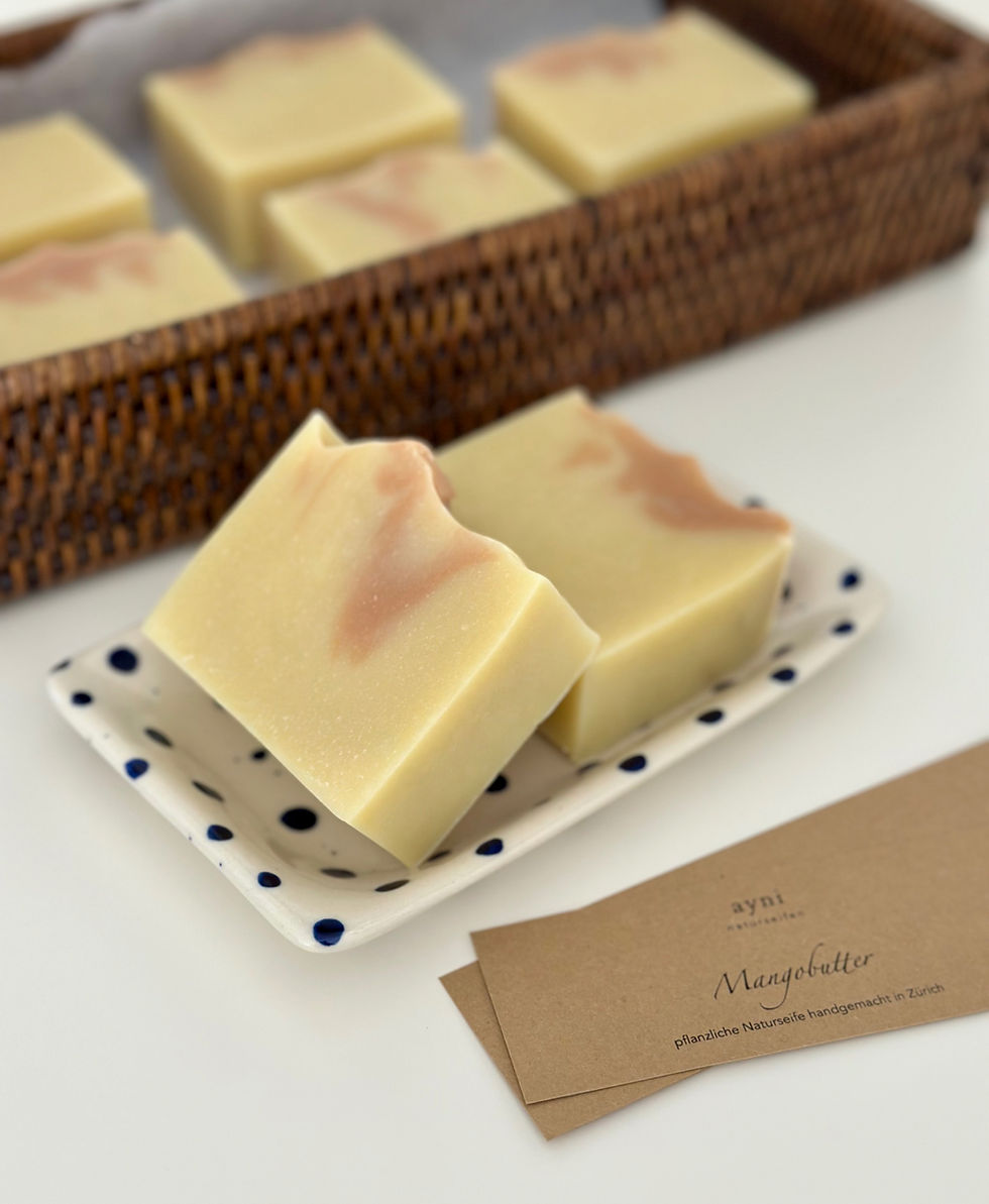 Milde Naturseife aus Mangobutter mit sanftem rosa Akzent, ohne ätherische Öle