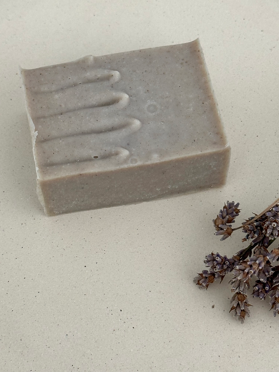 Handgemachte Naturseife mit Limette, Lavendel und Zitronengras aus Kokos-, Oliven- und Rapsöl.