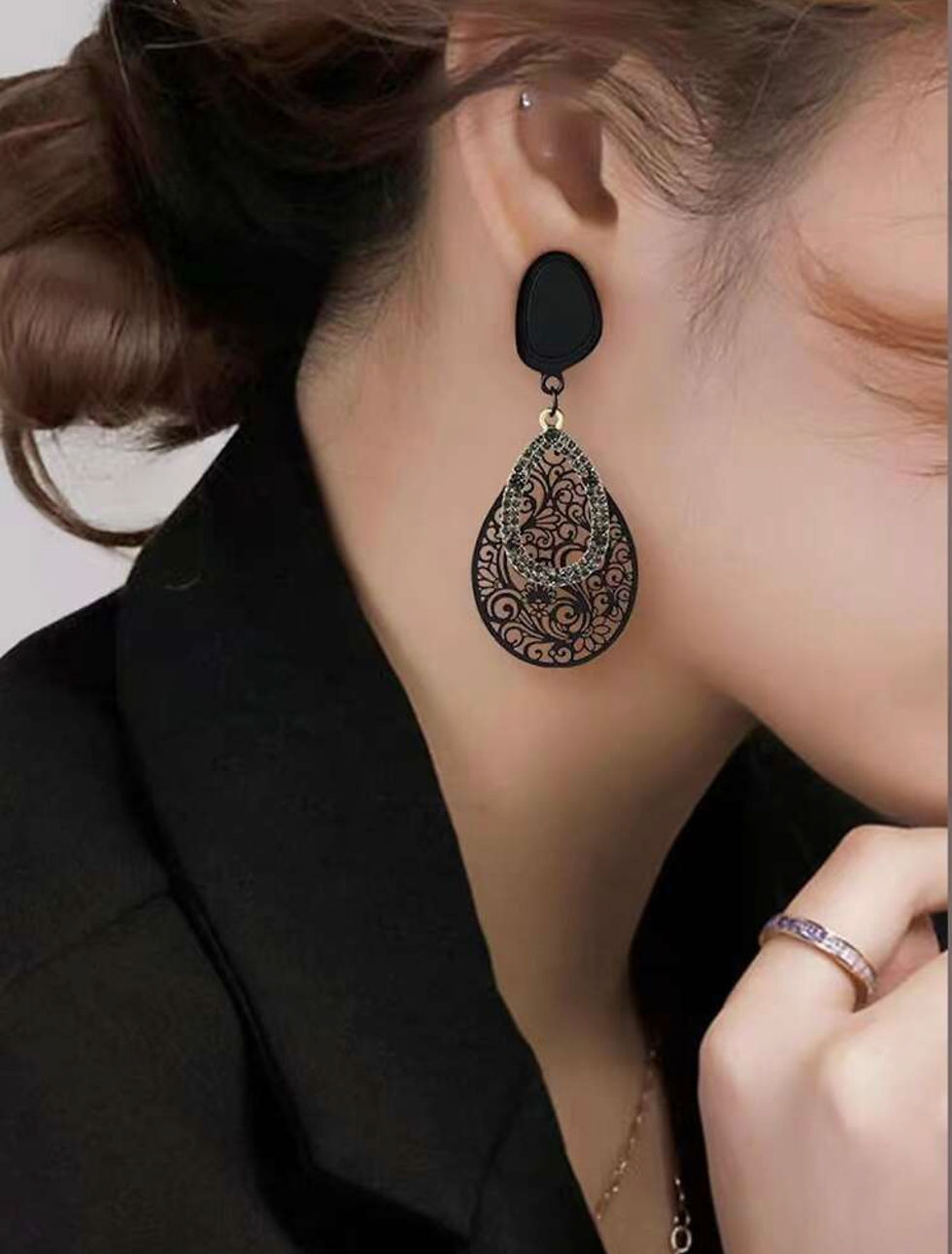Thumbnail: Unique Black And Gold Earrings